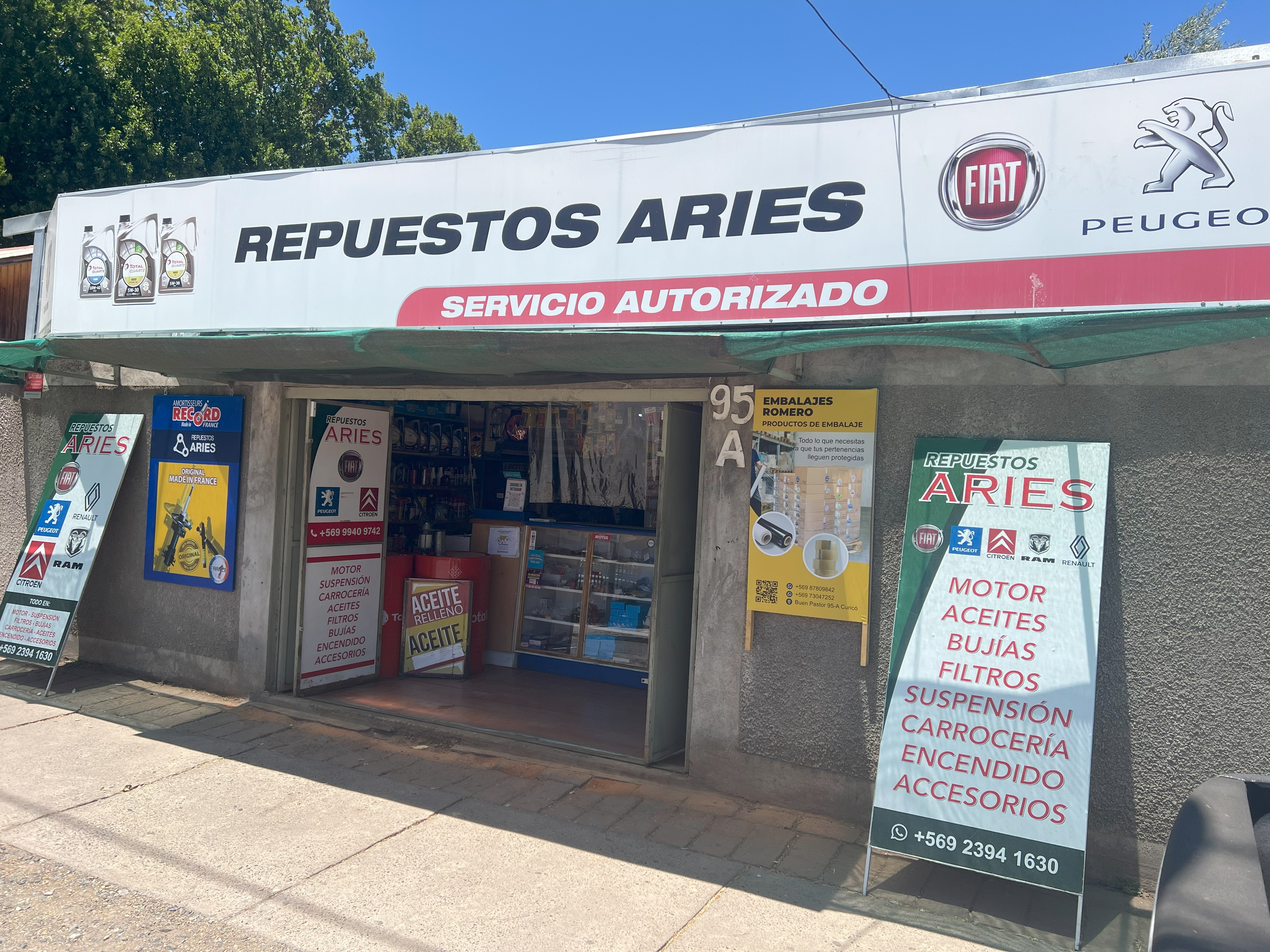 Vista de perfil de la tienda con carteles informativos